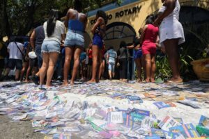 santinhos espalhados na entrada do colegio rotary em itapua 2452074 article