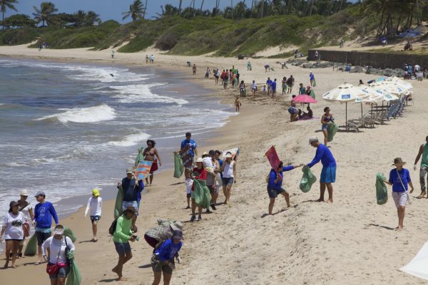 Mutirão de Limpeza mobiliza voluntários neste domingo na Praia de Itapuã