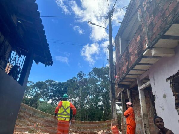 Moradores da Vila dos Ex-Combatentes cobram solução para poste com risco de queda