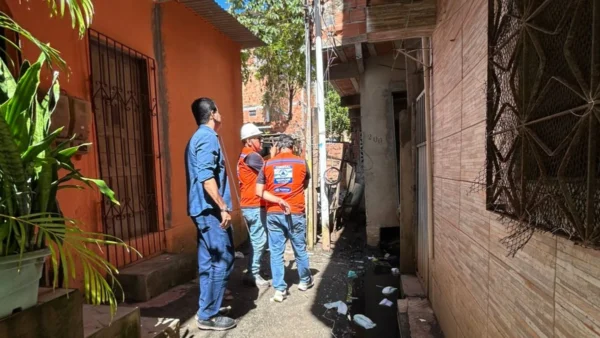 Imóvel em risco de desabamento no KM 17 é interditado pela Defesa Civil, e comunidade se mobiliza para ajudar mãe de sete filhos