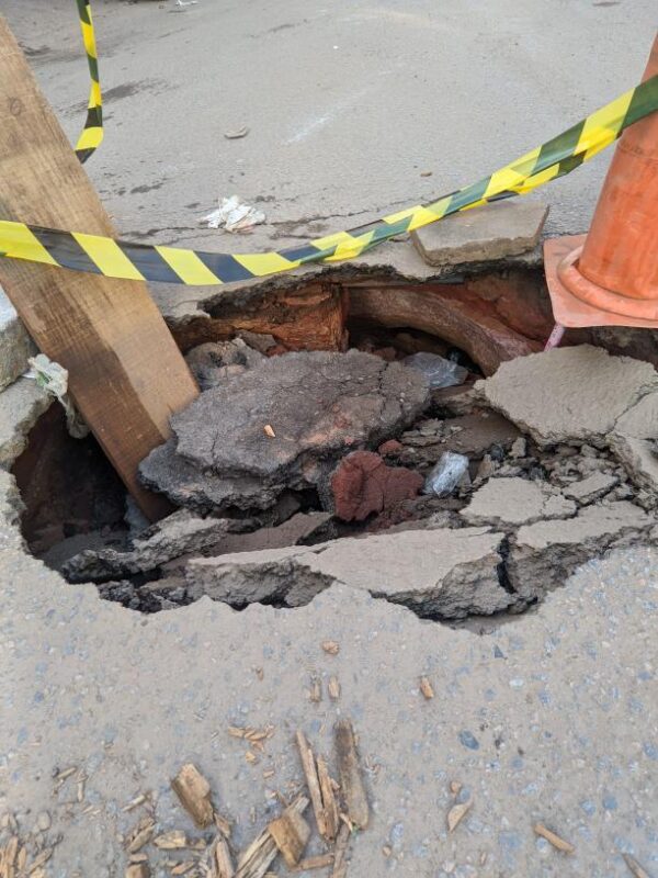 Cratera no Km 17 agrava trânsito e expõe demora em obras de revitalização prometidas há mais de 5 anos