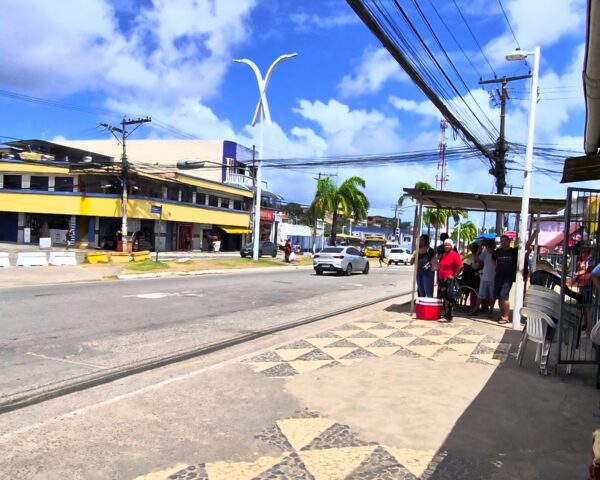 Moradores de Itapuã cobram instalação de abrigo em ponto de ônibus demolido há mais de 8 meses