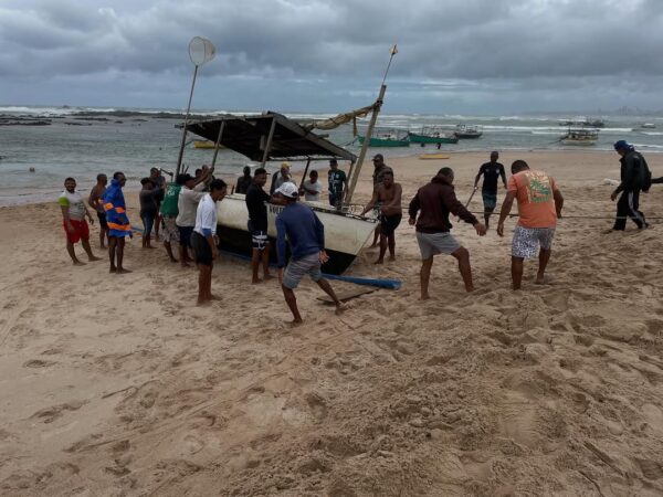 Pescadores de Itapuã se unem para proteger embarcações diante da chegada de frente fria