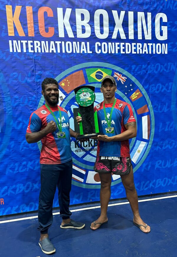 Itapuãzeiros conquistam título brasileiro de Kickboxing e levam o nome do bairro para o topo do pódio