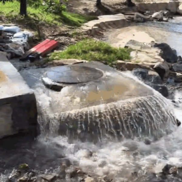 Vídeos mostram novo extravasamento de esgoto em praias de Itapuã e acendem alerta ambiental