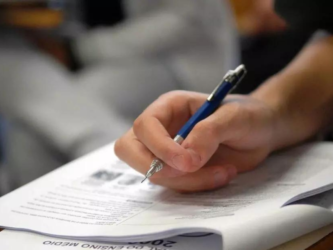 estudante fazendo prova