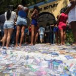 santinhos espalhados na entrada do colegio rotary em itapua 2452074 article